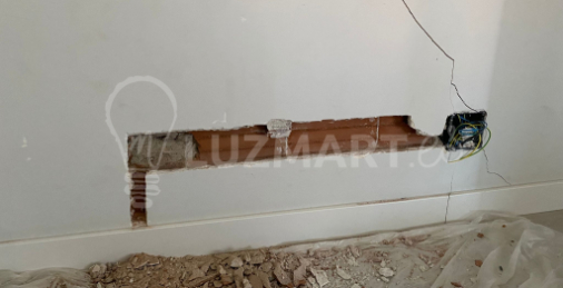 la imagen muestra una roza hecha para poner nuevos puntos de luz