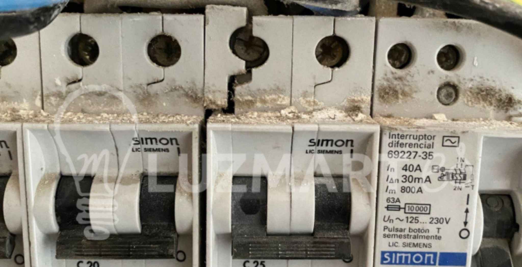 la imagen muestra diferenciales eléctricos en mal estado, motivo por el que se puede producir un cortocircuito