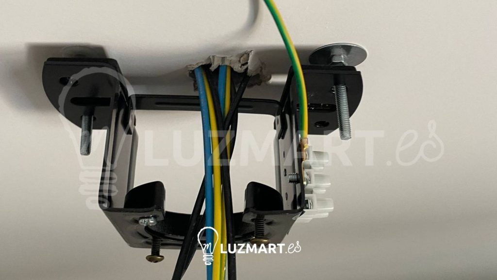en la imagen se ve un punto de luz para un ventilador con conexión a la toma de tierra