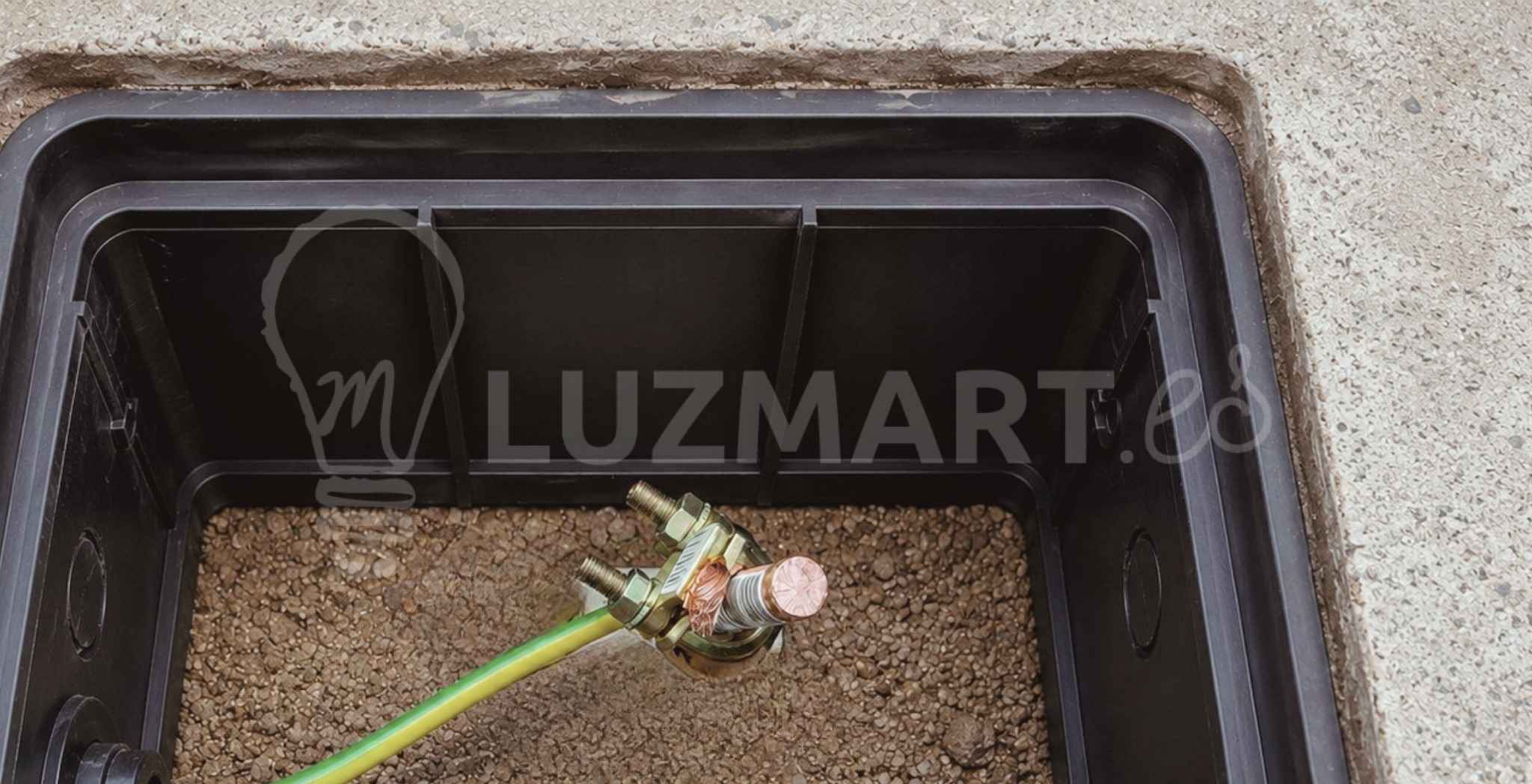 la imagen muestra una instalación de una toma de tierra en una arqueta